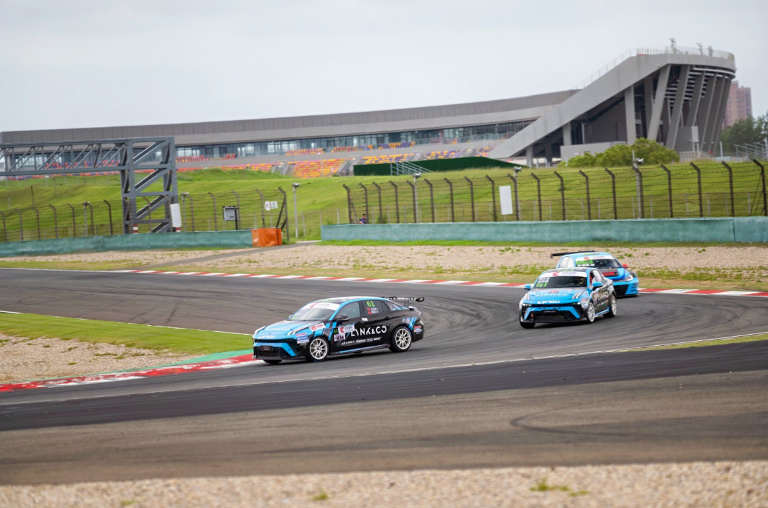 关于赛车再创历史,冠军实至名归的信息 关于赛车再创历史,冠军实至名归的信息