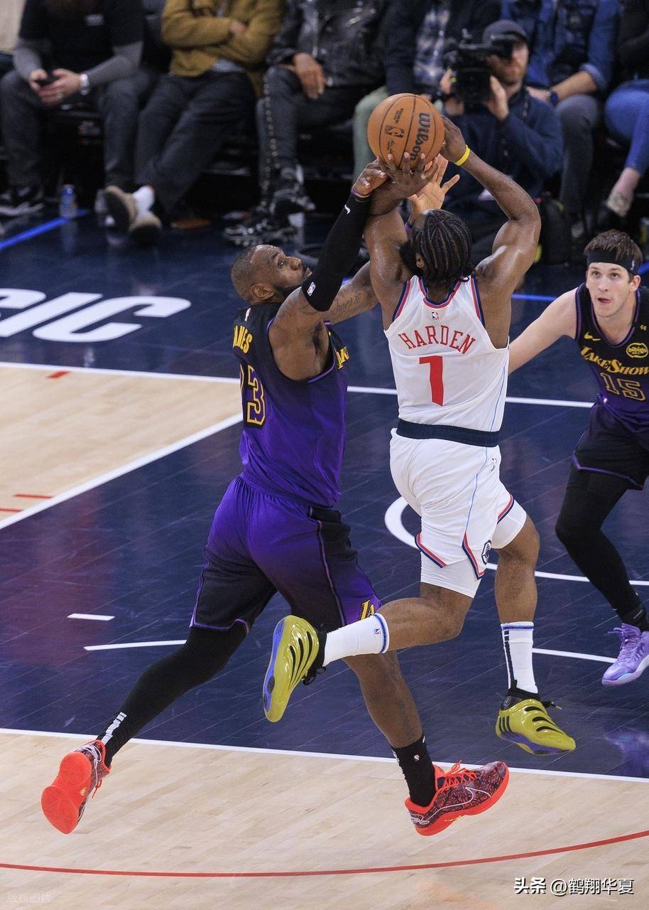 包含球星爆发！篮球赛场再现神级操作的词条